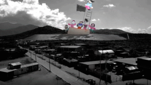 Ojos niños frente a la mina