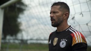 El hombre bajo el arco